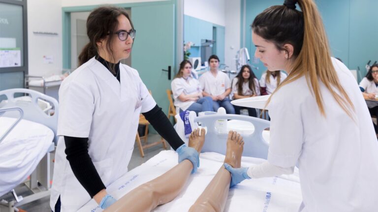 El cicle de grau mitjà de Cures Auxiliars d’Infermeria presenta tradicionalment una sobredemanda que el mercat no pot assumir. | Foto: Institut Bonanova