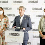 El conseller Gonzàlez-Cambray, juntament amb les secretàries generals del Departament, Patrícia Gomà (esquerra) i Núria Mora, en la roda de premsa d’avui | Foto: Departament d’Educació