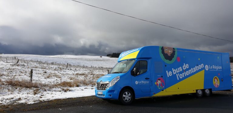 El bus de l'orientació, en ruta cap a un indret remot tradicionalment privat de l'accés a la informació directa en matèria formativa. | Foto: Agència de l'Orientació d'Auvergne-Rhône-Alpes