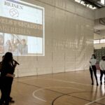 L’alumnat del cicle presenta la seva proposta de ruta en BTT davant la resta de companys, que acaben votant quin és el millor projecte per acabar duent a terme. | Foto: cedida.