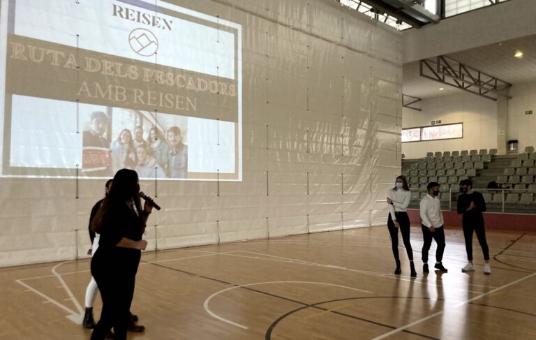 L’alumnat del cicle presenta la seva proposta de ruta en BTT davant la resta de companys, que acaben votant quin és el millor projecte per acabar duent a terme. | Foto: cedida.