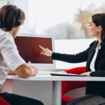 Ajudar els clients i saber utilitzar un ordinador són les dues competències clau que més s'han demanat a Catalunya durant l'últim any. | Foto: Freepik/senivpetro.