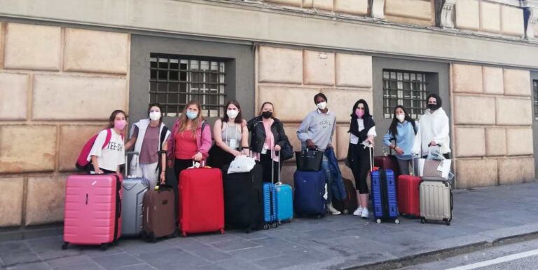 Alumnes dels graus superiors d'Educació Infantil i d'Integració Social de l'Institut Ronda de Lleida, arribant a Itàlia per realitzar-hi part de les seves pràctiques en escoles i entitats socials. | Foto: Institut Ronda