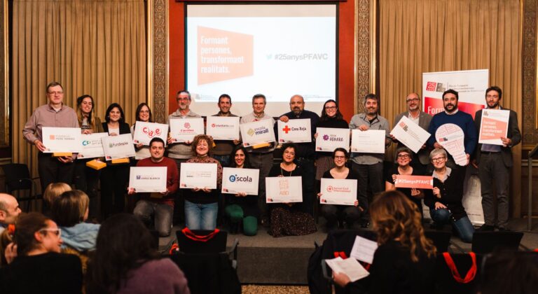 Les escoles de formació de voluntariat de Catalunya, en l’acte de commemoració dels 25 anys del PFAVC. | Foto: Generalitat de Catalunya.