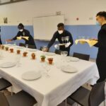Aprenents que participen al nou programa d’FPO Dual, formant-se en hostaleria. | Foto: SOC.