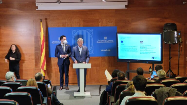 Els consellers d’Empresa i Treball i Educació, Roger Torrent i Josep Gonzàlez-Cambray, en roda de premsa conjunta. | Foto: Departament d'Educació.