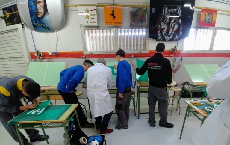 Alumnes de la família d’Automoció a l’Institut Caparrella de Lleida. | Foto: FCT-FP.