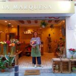 Mercè Juncosa, a punt per atendre la clientela que vingui a la seva floristeria. | Foto: cedida.