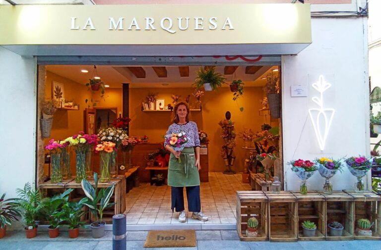 Mercè Juncosa, a punt per atendre la clientela que vingui a la seva floristeria. | Foto: cedida.