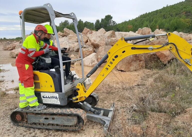 Alumnes del CFGM d'Excavacions i Sondatges fent pràctiques de sondejos, topografia i maquinària de moviment de terres. | Foto: Institut Jaume Huguet.