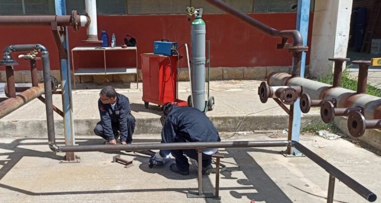 Alumnat del Certificat de Professionalitat de Fabricació i Muntatge d'Instal·lacions de Canonada Industrial a l'institut Pere Martell de Tarragona. | Foto: Institut Pere Martell.