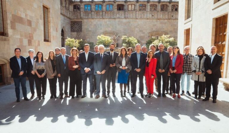 L'acord presentat dilluns recalca que l'entesa entre totes les parts és essencial per 'elevar el nivell de qualificació' dels treballadors. | Foto: Generalitat de Catalunya.