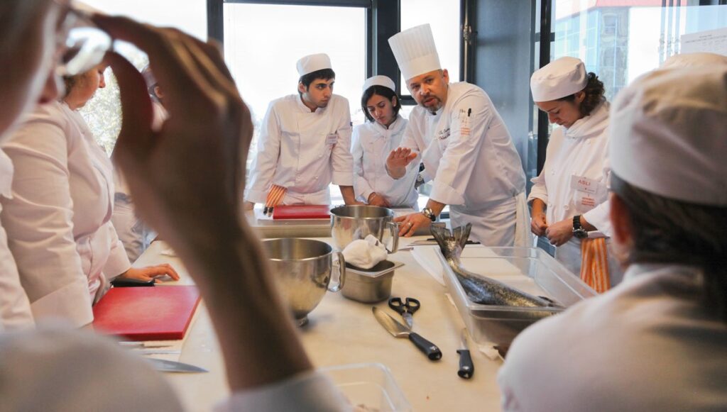 Els CFGM de cuina i restauració presenten creixements anuals negatius. | Foto: CaixaBank Dualiza.