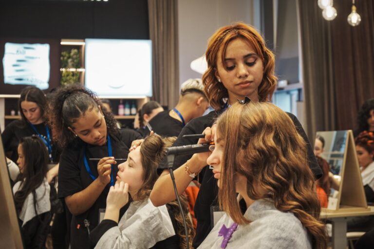 El concurs va posar a prova la destresa professional d'una trentena de participants. | Foto: Departament d'Educació.