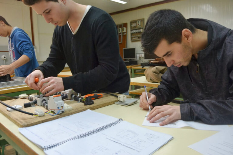 electrònica, en plena classe. | Foto: Institut Premià de Mar