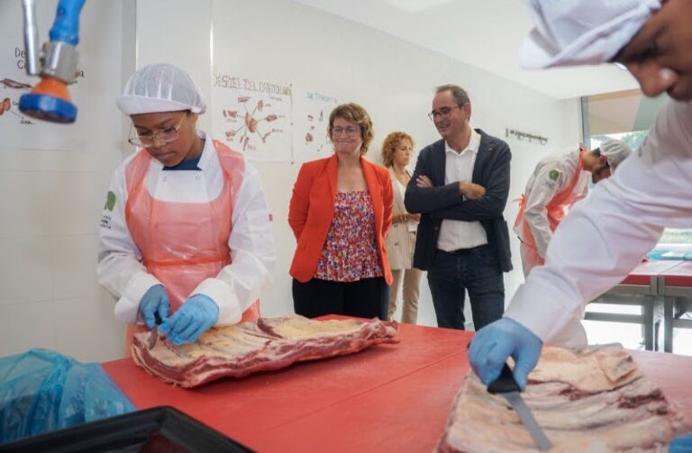 La nova consellera d'Educació Anna Simó, de visita a l'Institut dels Aliments de Barcelona amb motiu de l'inici de curs en els ensenyaments postobligatoris. | Foto: Departament d'Educació.