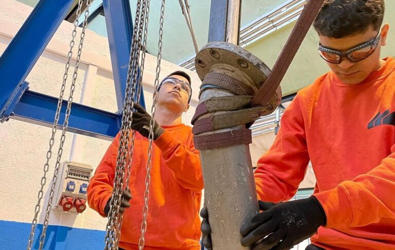 Alumnes de Mecatrònica Industrial de l'institut Pere Martell als mòduls de sistemes mecànics i processos de fabricació | Institut Pere Martell.