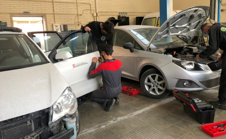 Alumnat del CFGM d'Electromecànica de vehicles automòbils, una branca que l'Informe de Prospectiva apunta que s'haurà de potenciar. | Foto: Institut Julio Antonio