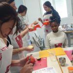 Alumnat del PFI de l'Institut de Vic en un taller de cuina saludable impartit per la Diputació de Barcelona.