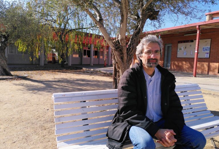 El sociòleg Rafael Merino, a la placeta de la facultat de Ciències de l'Educació de la UAB | B.F.