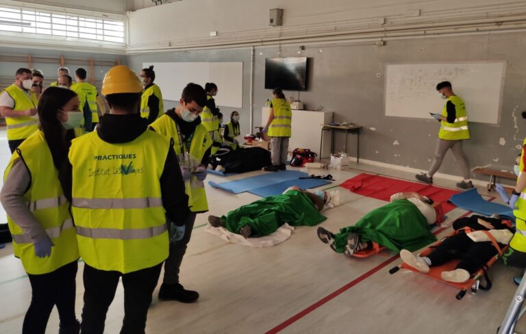 Alumnat del CFGM d'Emergències Sanitàries, durant un simulacre | Institut Les Vinyes