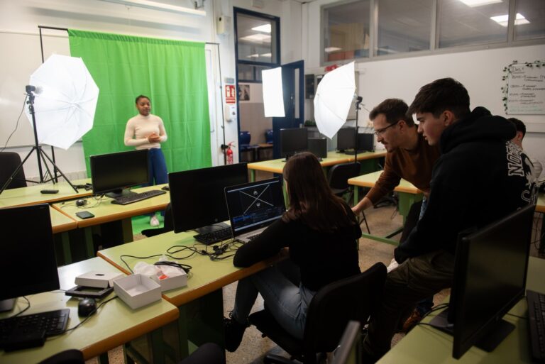 L'alumnat del cicle d'Administració i Finances, enregistrant la imatge que transmetran hologràficament. | Foto: Institut Esteve Terrades