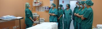 L'alumnat de Cures Auxiliars d'Infermeria de l'institut Andreu Nin visita la unitat de Quiròfans i Esterilització de l'Hospital del Vendrell. | Foto: Institut Andreu Nin.