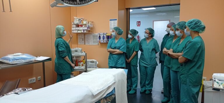 L'alumnat de Cures Auxiliars d'Infermeria de l'institut Andreu Nin visita la unitat de Quiròfans i Esterilització de l'Hospital del Vendrell. | Foto: Institut Andreu Nin.