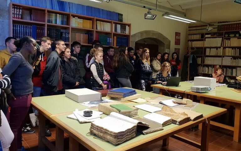 Alumant del Cicle de Gestió Administrativa visitant l'Arxiu Comarcal de la Conca de Barberà. El curs passat, aquest cicle va registrar més de 1.100 vacants a tot Catalunya. | Foto: Institut Martí l'Humà de Montblanc.