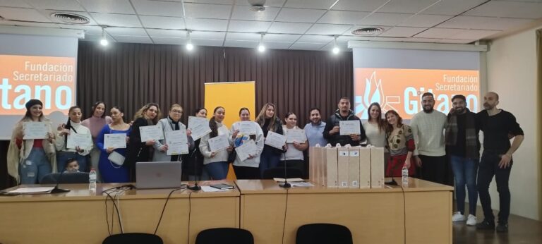 Foto de família dels participants al programa 'Acceder a un futuro'. | Foto: FSG.