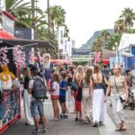 Curiosos passejant pel 'village' de la Copa Amèrica, presentada com a una oportunitat turística per Barcelona | America's Cup.