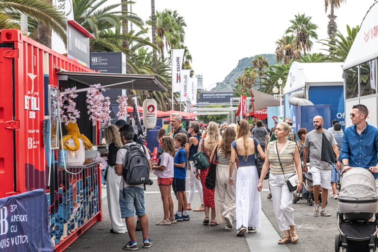 Curiosos passejant pel 'village' de la Copa Amèrica, presentada com a una oportunitat turística per Barcelona | America's Cup.