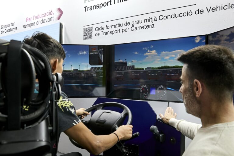 Estand promocional del cicle de Conducció de Vehicles de Transport per carretera al Saló de l'Ensenyament. | Foto: Fira Barcelona.