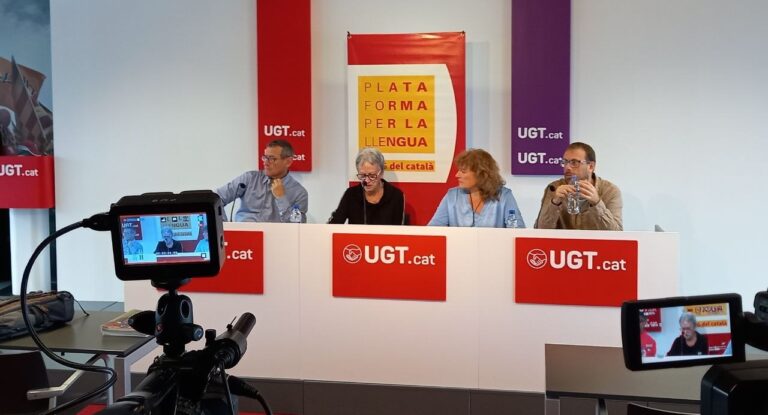 Roda de premsa conjunta UGT-Plataforma per la Llengua el 2023 per denunciar que llavors no s'impartia cap hora de català als estudis d'FP | PLl