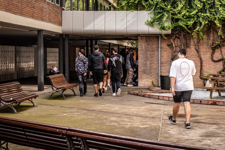 Alumnat de l'Institut La Mercè de Barcelona entrant a classe. | Foto: Pol Rius.