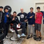 El barber Toni Claramunt, en la sessió de formació amb els joves de l'entitat AMPANS | La Barberia d'Igualada