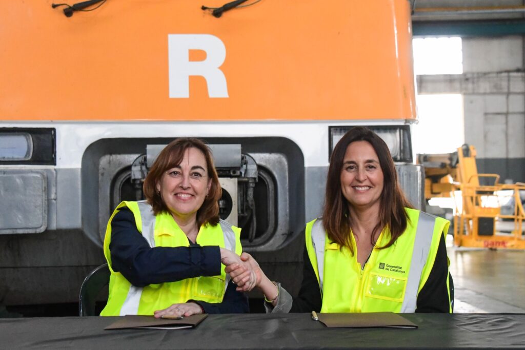 Les conselleres Paneque i Niubó, en l'acte de signatura de l'acord. | Foto: Generalitat de Catalunya.