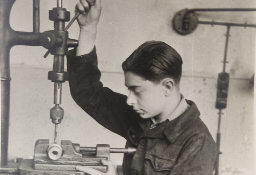Una imatge dels anys 50 de l'escola de Formació Professional dels Jesuïtes del Clot. | Foto: Fundació Jesuïtes Educació