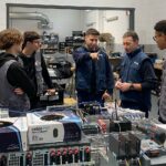 Alumnat del Grau Mitjà d'Instal·lacions Elèctriques i Automàtiques de l'institut Narcís Xifra visitant una empresa del sector. | Foto: Institut Narcís Xifra.