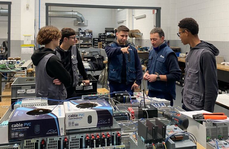 Alumnat del Grau Mitjà d'Instal·lacions Elèctriques i Automàtiques de l'institut Narcís Xifra visitant una empresa del sector. | Foto: Institut Narcís Xifra.