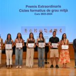 Els guardonats de grau mitjà, amb la consellera Esther Niubó. | Foto: Generalitat de Catalunya.