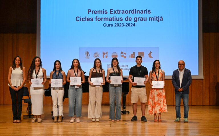 Els guardonats de grau mitjà, amb la consellera Esther Niubó. | Foto: Generalitat de Catalunya.