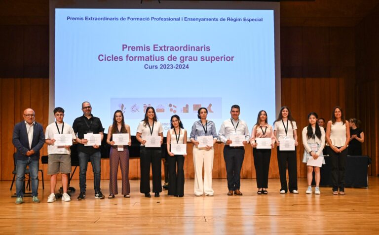 Celia López, tercera per la dreta, a l'acte de lliurament dels guardons | Departament d'Educació i FP