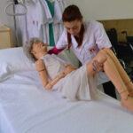 El cicle d'atenció a persones en situació de dependència disposa de múltiples places vacants. | Foto: Institut Torre Roja.