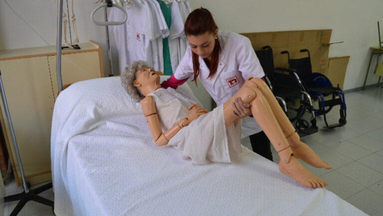 ActualitatUns 5.000 alumnes van trobar plaça d’FP al llarg de les primeres setmanes de curs El cicle d'atenció a persones en situació de dependència disposa de múltiples places vacants. | Foto: Institut Torre Roja.