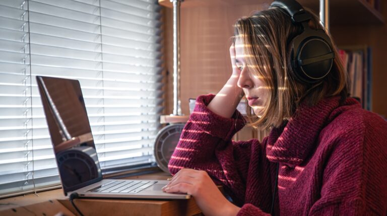 OpinióEl repte de l’FP virtual L'FP pública virtual i semipresencial garanteix la igualtat d'oportunitats en l'accés. | Foto: Freepik.