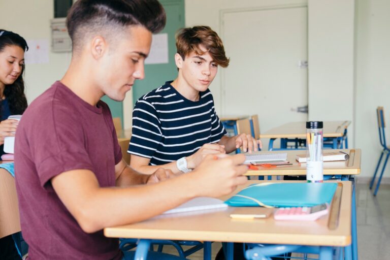 OpinióMés enllà del 4,5: orientació, equitat i responsabilitat sistèmica a 4t d’ESO L'educació obligatòria hauria de garantir continuïtat formativa real, amb itineraris permeables i flexibles. | Foto: Freepik.