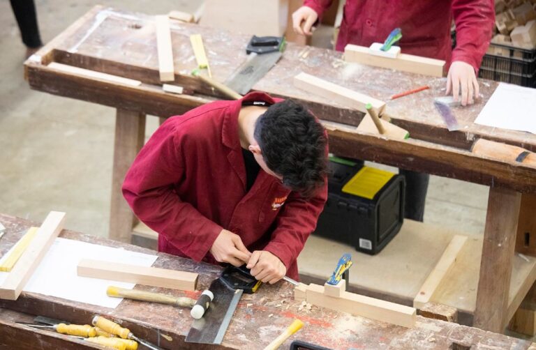 Un estudiant del CFGM de Fusteria i Moble. | Foto: Generalitat de Catalunya.