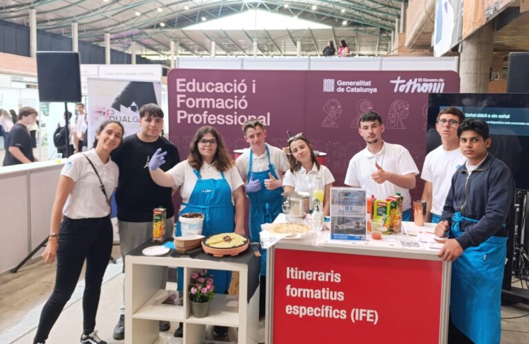 Alumnat de l'IFE de l'Escola d'Hostaleria de Lloret de Mar participa a l'ExpoJove de Girona. | Foto: Institut Ramon Coll i Rodés.