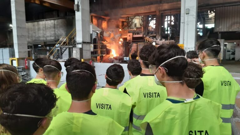 Visita d'un institut a l'empresa industrial Funosa. | Foto: Institut Pere Vives.